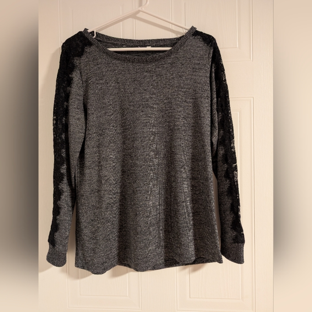 Reitmans grey top with lace sleeves